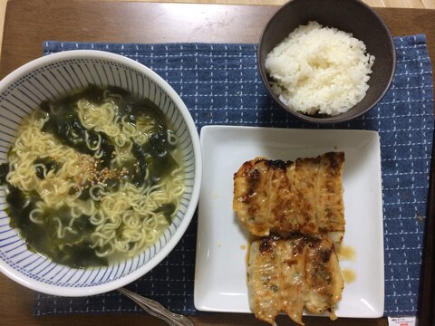 出し汁をとったスープで頂く、インスタントラーメン